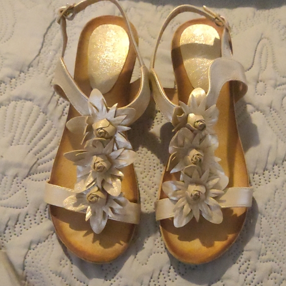 patrizia by spring step cutiquin wedge sandal